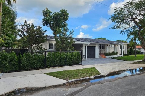House in Miami, Florida 4 bedrooms, 181.44 sq.m. № 2043249 - photo 4