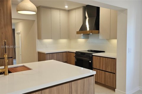 House in Miami, Florida 4 bedrooms, 181.44 sq.m. № 2043249 - photo 22