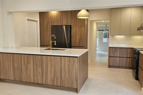 House in Miami, Florida 4 bedrooms, 181.44 sq.m. № 2043249 - photo 21