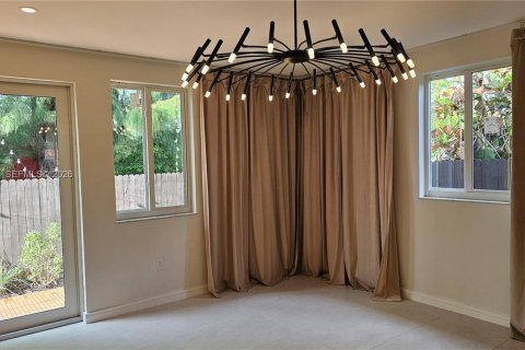 House in Miami, Florida 4 bedrooms, 181.44 sq.m. № 2043249 - photo 28