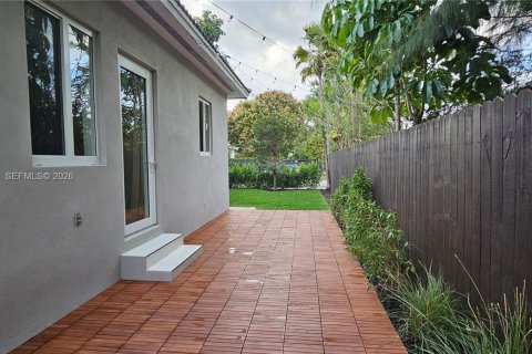 House in Miami, Florida 4 bedrooms, 181.44 sq.m. № 2043249 - photo 11