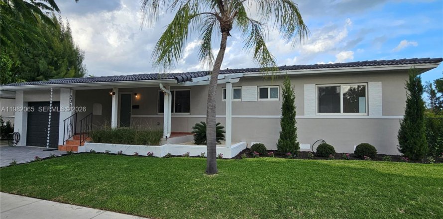 House in Miami, Florida 4 bedrooms, 181.44 sq.m. № 2043249