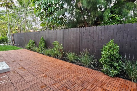 House in Miami, Florida 4 bedrooms, 181.44 sq.m. № 2043249 - photo 10