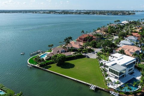 House in Sarasota, Florida 5 bedrooms, 535.77 sq.m. № 2214475 - photo 11