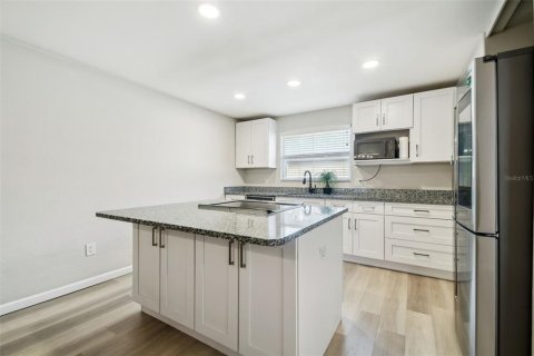 House in Tampa, Florida 5 bedrooms, 282.52 sq.m. № 1760579 - photo 17