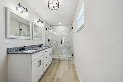 House in Tampa, Florida 5 bedrooms, 282.52 sq.m. № 1760579 - photo 9