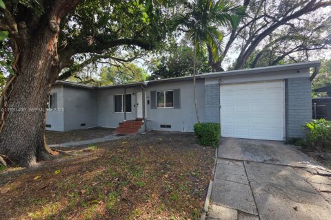 House in North Miami, Florida 2 bedrooms, 100.89 sq.m. № 1991010 - photo 1