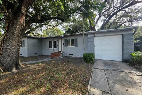 House in North Miami, Florida 2 bedrooms, 100.89 sq.m. № 1991010 - photo 2