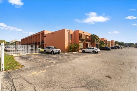 Condominio en venta en Hialeah, Florida, 1 dormitorio, 71.53 m2 № 1863550 - foto 1