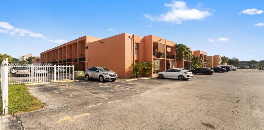 Condominio en Hialeah, Florida, 1 dormitorio № 1863550