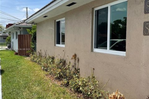 House in Miami, Florida 2 bedrooms, 140.47 sq.m. № 1932874 - photo 6