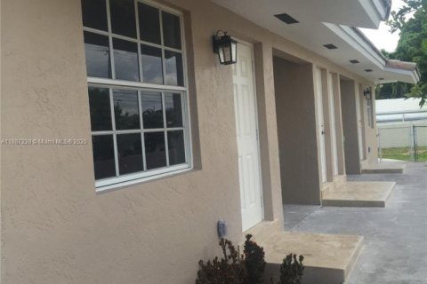 House in Miami, Florida 2 bedrooms, 140.47 sq.m. № 1932874 - photo 4