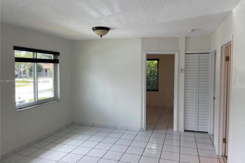 House in Miami, Florida 2 bedrooms, 140.47 sq.m. № 1932874 - photo 13