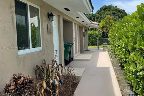 House in Miami, Florida 2 bedrooms, 140.47 sq.m. № 1932874 - photo 7