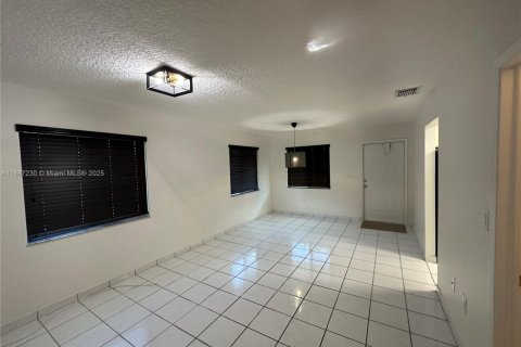House in Miami, Florida 2 bedrooms, 140.47 sq.m. № 1932874 - photo 9