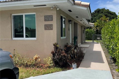 House in Miami, Florida 2 bedrooms, 140.47 sq.m. № 1932874 - photo 5