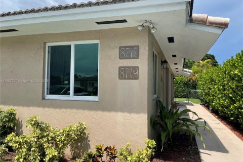 House in Miami, Florida 2 bedrooms, 140.47 sq.m. № 1932874 - photo 2