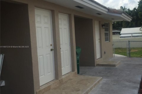 House in Miami, Florida 2 bedrooms, 140.47 sq.m. № 1932874 - photo 14
