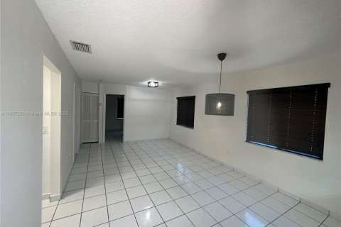 House in Miami, Florida 2 bedrooms, 140.47 sq.m. № 1932874 - photo 8