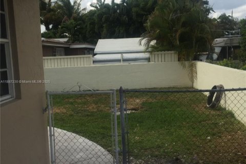 House in Miami, Florida 2 bedrooms, 140.47 sq.m. № 1932874 - photo 15