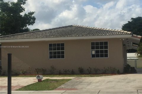 House in Miami, Florida 2 bedrooms, 140.47 sq.m. № 1932874 - photo 3