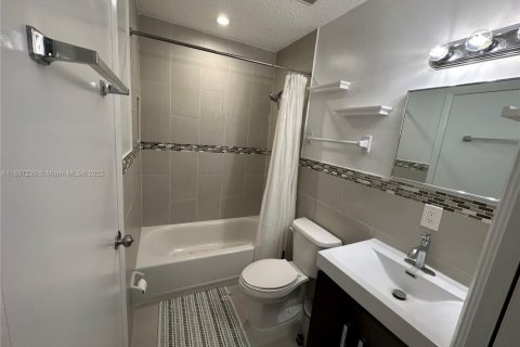 House in Miami, Florida 2 bedrooms, 140.47 sq.m. № 1932874 - photo 11