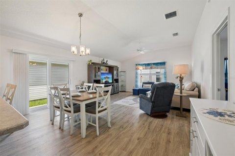 House in The Villages, Florida 2 bedrooms, 117.61 sq.m. № 1886414 - photo 14