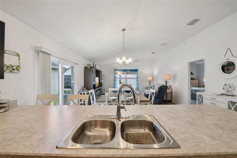 House in The Villages, Florida 2 bedrooms, 117.61 sq.m. № 1886414 - photo 11