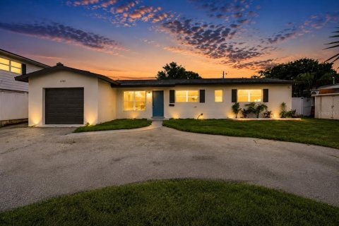 Villa ou maison à Saint Petersburg, Floride 3 chambres, 137.87 m2 № 2208830