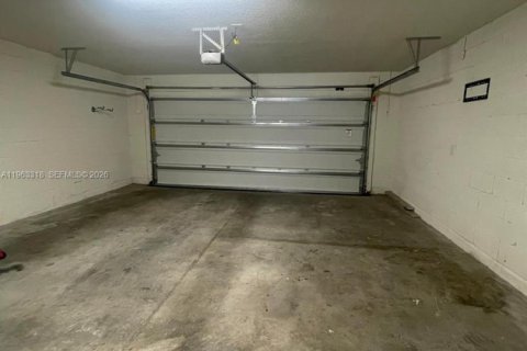 House in Davenport, Florida 4 bedrooms, 267.65 sq.m. № 2025822 - photo 25