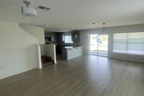 House in Davenport, Florida 4 bedrooms, 267.65 sq.m. № 2025822 - photo 26