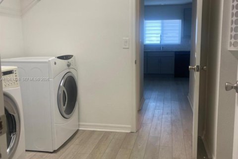 House in Davenport, Florida 4 bedrooms, 267.65 sq.m. № 2025822 - photo 30