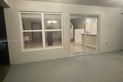 House in Davenport, Florida 4 bedrooms, 267.65 sq.m. № 2025822 - photo 19