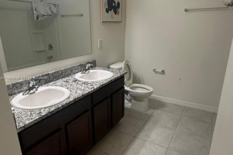 House in Davenport, Florida 4 bedrooms, 267.65 sq.m. № 2025822 - photo 12