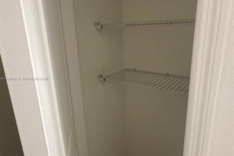 House in Davenport, Florida 4 bedrooms, 267.65 sq.m. № 2025822 - photo 11