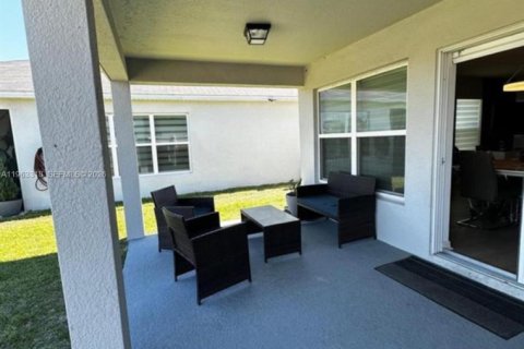 House in Davenport, Florida 4 bedrooms, 267.65 sq.m. № 2025822 - photo 6