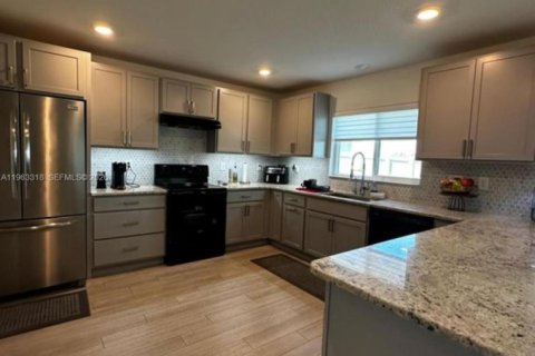 House in Davenport, Florida 4 bedrooms, 267.65 sq.m. № 2025822 - photo 4