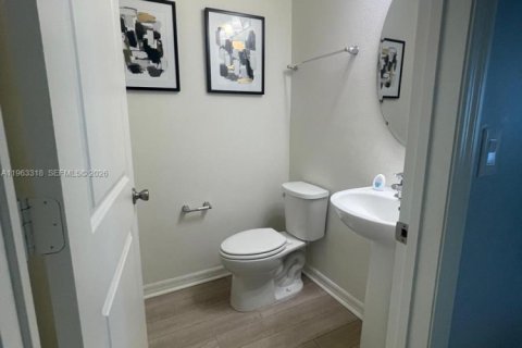 House in Davenport, Florida 4 bedrooms, 267.65 sq.m. № 2025822 - photo 29