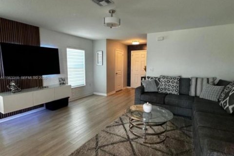 House in Davenport, Florida 4 bedrooms, 267.65 sq.m. № 2025822 - photo 3