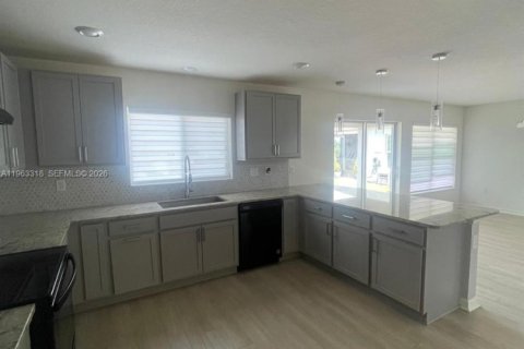 House in Davenport, Florida 4 bedrooms, 267.65 sq.m. № 2025822 - photo 27