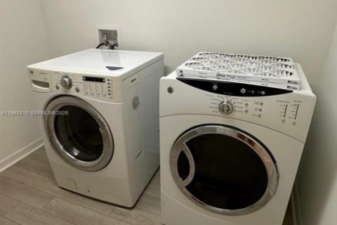 House in Davenport, Florida 4 bedrooms, 267.65 sq.m. № 2025822 - photo 15