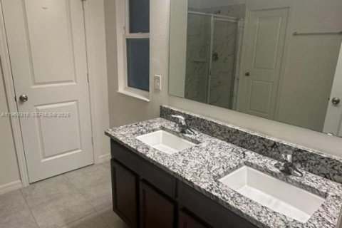 House in Davenport, Florida 4 bedrooms, 267.65 sq.m. № 2025822 - photo 9