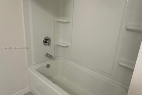 House in Davenport, Florida 4 bedrooms, 267.65 sq.m. № 2025822 - photo 10