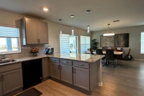 House in Davenport, Florida 4 bedrooms, 267.65 sq.m. № 2025822 - photo 2