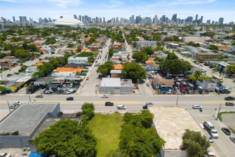 Commercial property in Miami, Florida № 1839115 - photo 12