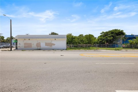 Commercial property in Miami, Florida № 1839115 - photo 2