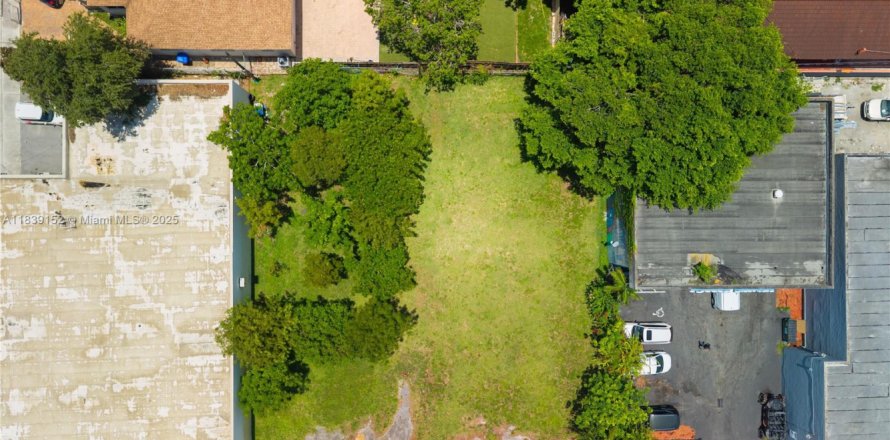 Commercial property in Miami, Florida № 1839115