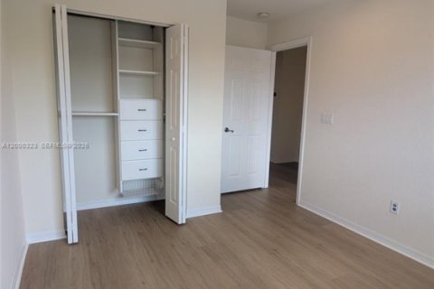 Townhouse in Tamarac, Florida 3 bedrooms, 144.46 sq.m. № 2065159 - photo 23