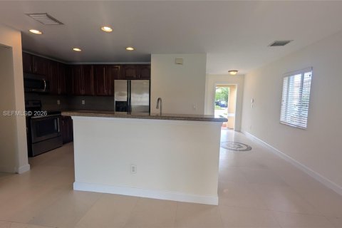 Townhouse in Tamarac, Florida 3 bedrooms, 144.46 sq.m. № 2065159 - photo 14