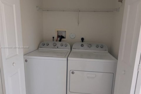 Townhouse in Tamarac, Florida 3 bedrooms, 144.46 sq.m. № 2065159 - photo 11